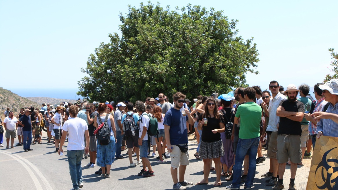 Κρήτη: Πλήθος κόσμου στον αποκλεισμό της νατοϊκής βάσης στη Σούδα